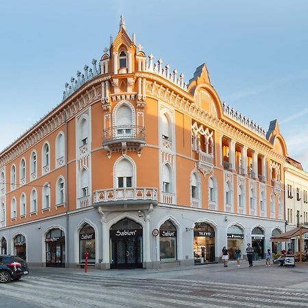 Cadoro City Center Apartments Oradea Bagian luar foto
