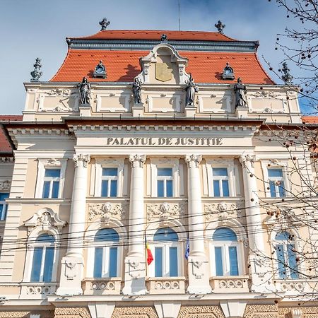 Cadoro City Center Apartments Oradea Bagian luar foto