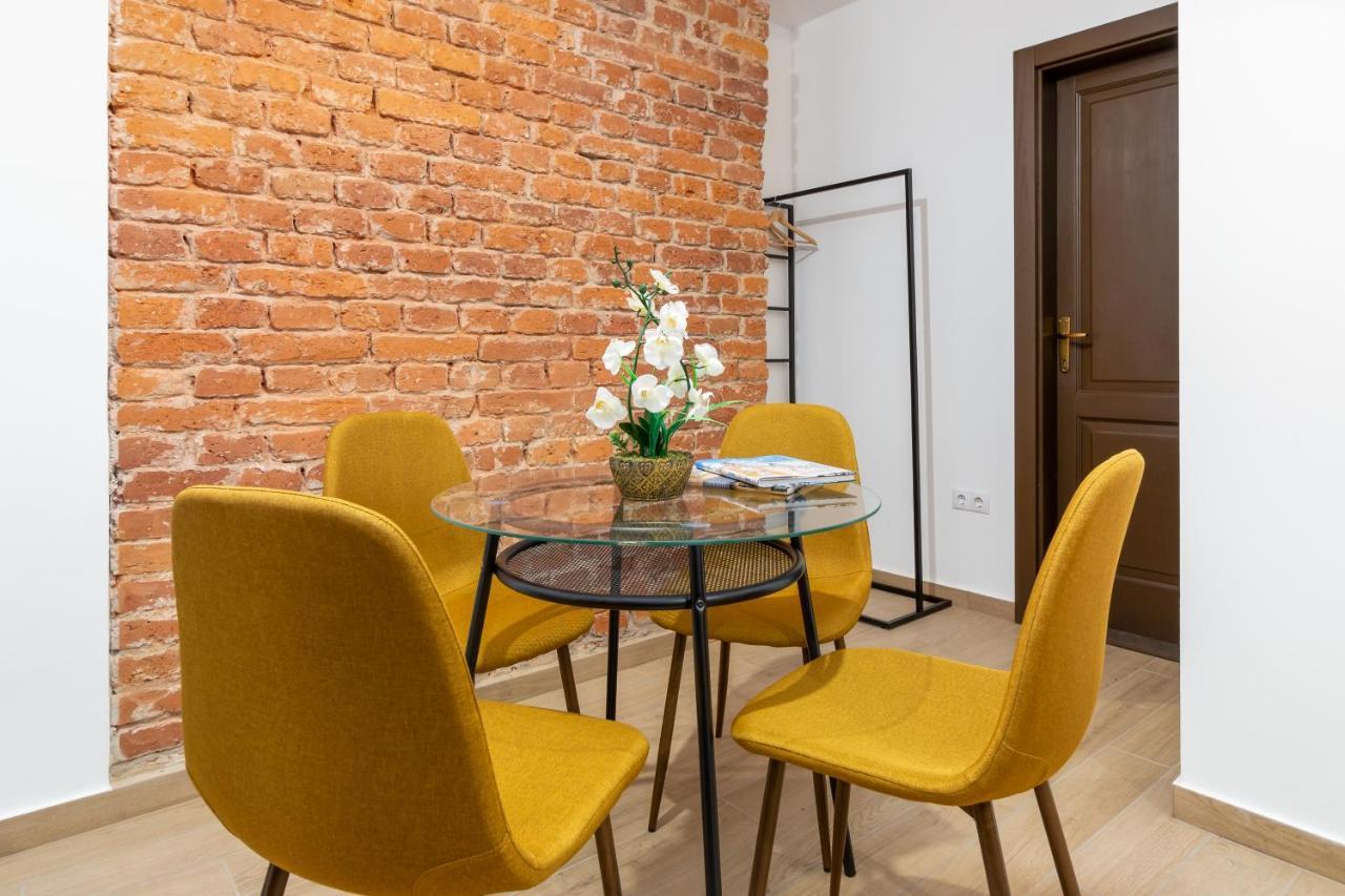 Cadoro City Center Apartments Oradea Bagian luar foto