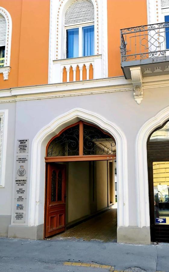 Cadoro City Center Apartments Oradea Bagian luar foto